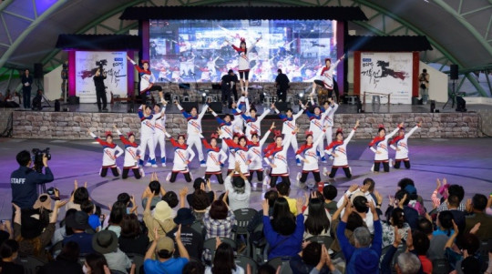 지난 1일 여수 종포해양공원에서 YF엔터테인먼트 주관으로 플래니더스 광장 예술단이 한마당 스팟 공연을 선보이고 있다..jpg