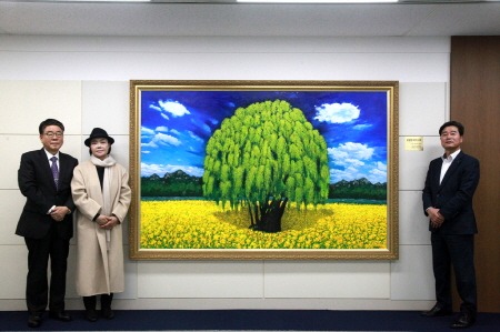 [크기변환]“유일한 버드나무” 작품 전달식 - 왼쪽부터 이상혁 전시기획 디렉터, 조경 작가, 오용근 유한양행 이사.jpg