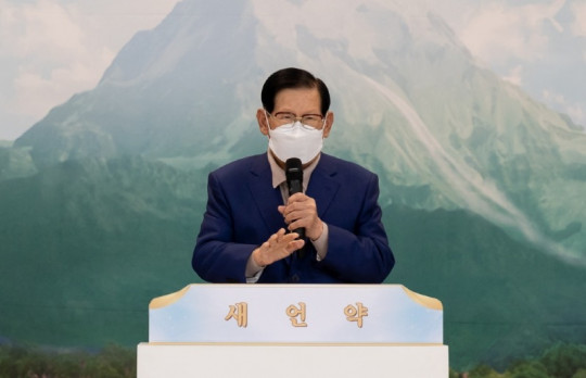 신천지예수교회 송구영신 예배에서 이만희 총회장이 말씀 선포를 하고 있다.jpg575.jpg