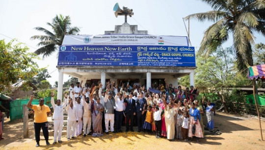 지난 15일 인도 은혜복음교회에서 목회자 간판 현판식을 진행한 가운데 관계자들이 위아원을 외치며 기념 촬영을 하고 있다.jpg