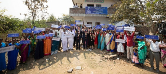 지난 20일 인도 벳세다은혜교회에서 목회자 간판 현판식을 진행한 가운데 관계자들이 위아원을 외치며 기념 촬영을 하고 있다..jpg
