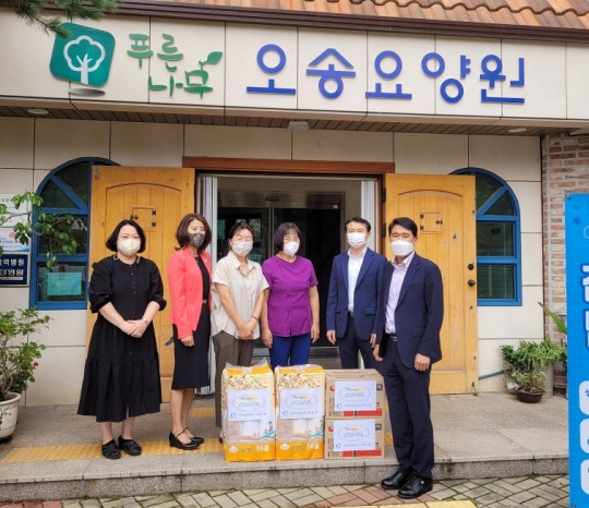 경자청 위문품 전달 사진.jpg