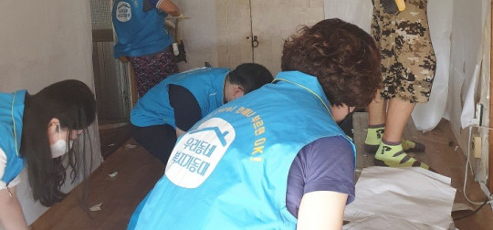 보도사진-함평군층 주거환경 개선 '구슬땀'.jpg