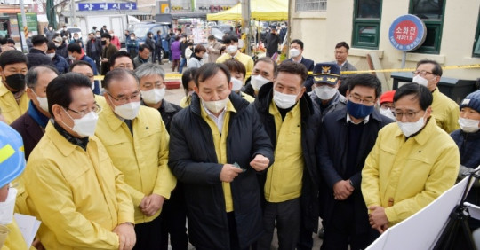 (12.12)담양군, 창평전통시장 화재 피해 복구 총력(왼쪽부터 김영록 도지사, 이개호 국회의원, 이병노 담양군수).jpg