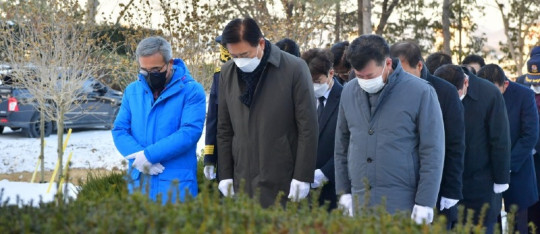 장성군이 2일 오전 충혼탑 참배로 2023년의 문을 열었다.JPG
