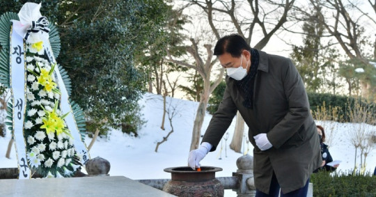 장성군이 참전유공자명예수당, 참전유공자유족수당, 보훈명예수당을 2배 인상한다. 2일 시무식에 앞서 충혼탑 분향.JPG