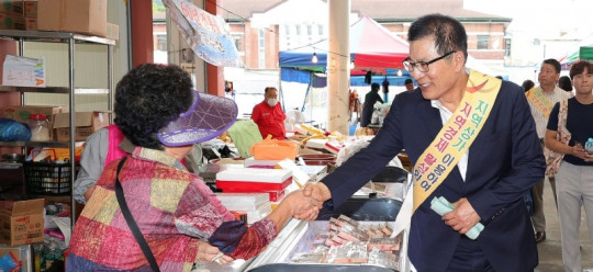 보도사진(2)-함평군, 2023년 추석 명절맞이 전통시장 장보기 행사 개최.jpg