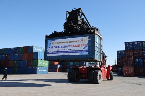 [크기변환]강릉시 수출기업, 옥계항만 러시아 수출 첫 선적03.jpeg