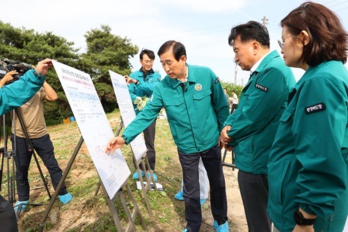 250609 김영환 충북도지사 과수화상병 현장점검(조길형시장 현황설명)1.JPG