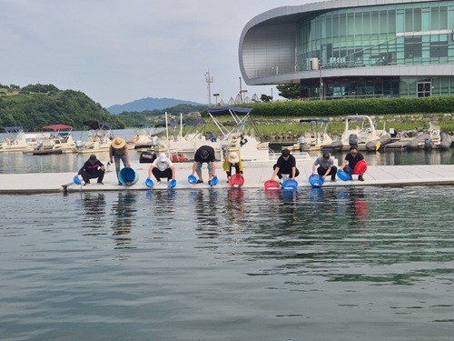 250609 충주호에 뱀장어 치어 1만 6천마리 방류1.jpg