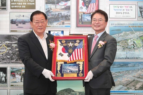 춘천 캠프페이지 역사기록물 전시 개막_ 류종수 전 시장 감사패 기증.jpg