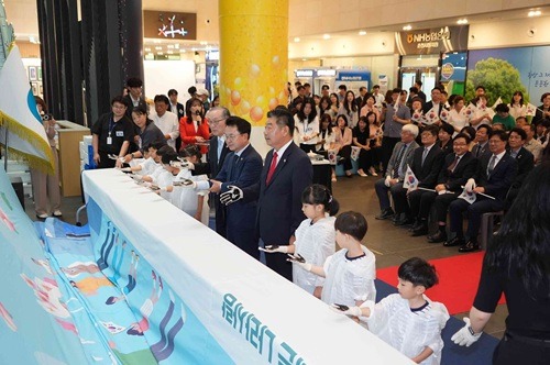 손도장찍기 퍼포먼스-1.jpg