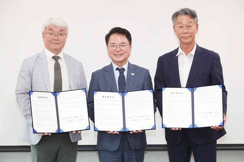 춘천시  협약사진(왕덕양 송곡대 총장,.jpg