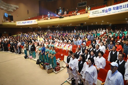 250922 충주시 주민자치프로그램 발표회 및 작품전시회 성료(단체 사진).jpg