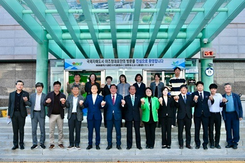 국제 이즈니.jpeg