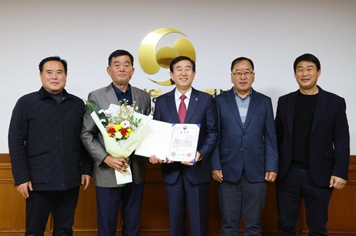 251211 최정식 이통장협의회장 표창 수상1.JPG